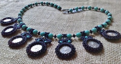 A l�zsi�sok mint�j�ra, p�nz befoglal�s�val k�sztett nyak�k