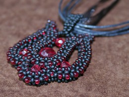 Tulip�n med�l csiszolt gy�ngy�kkel