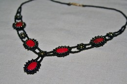 Fekete-piros nyak�k