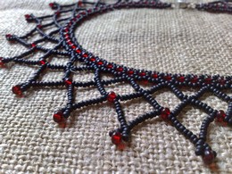 Gy�ngy nyak�k, pityeg� gal�ris, Mez�k�vesd